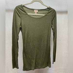 LIKE NEW OLIVE GREEN RIBBED LONG SLEEVE SHIRT